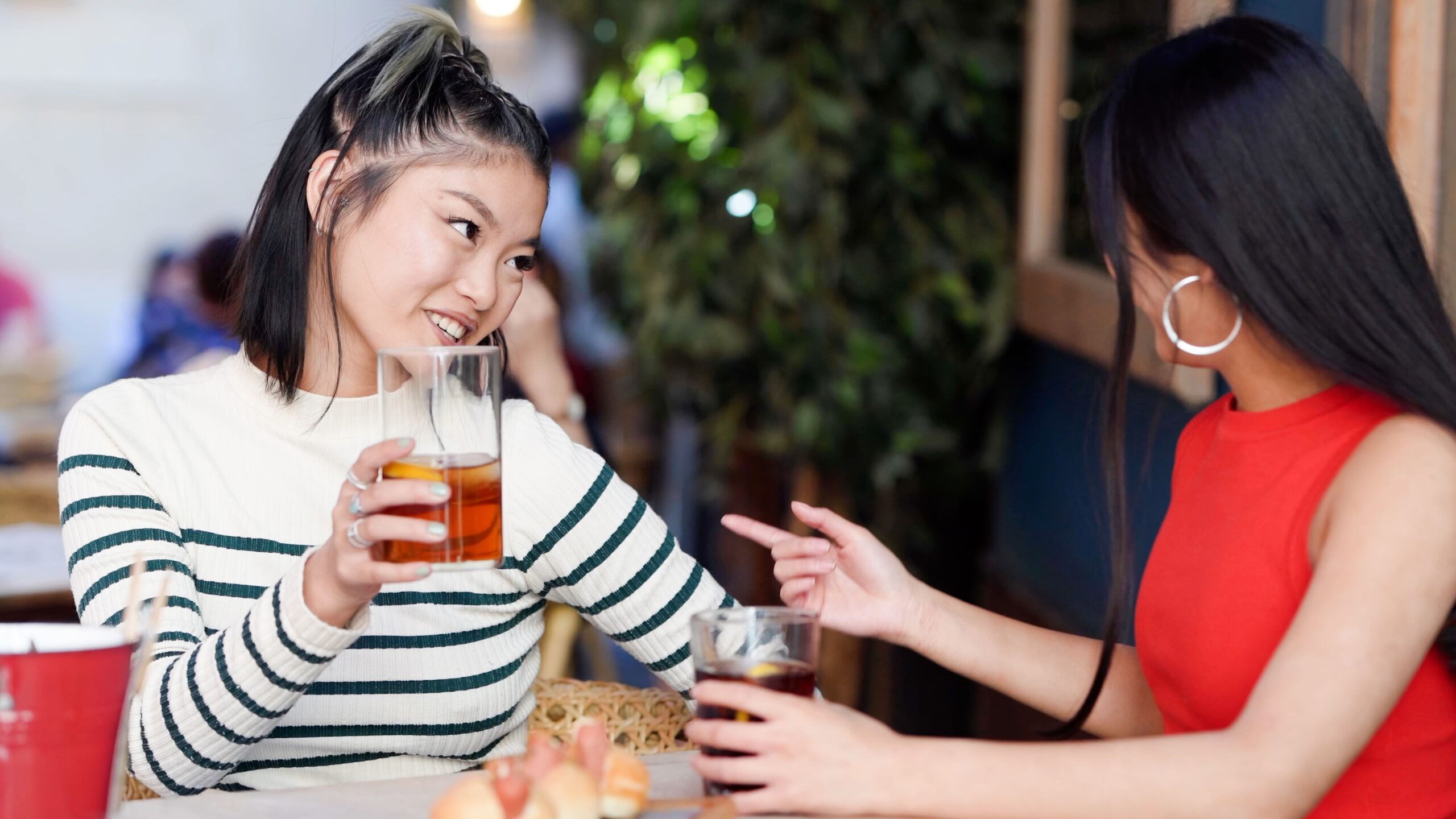 年輕女孩在咖啡廳拿著手搖飲
